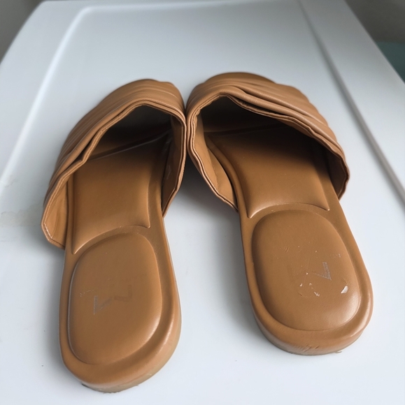 Marc Fisher oswin 2 flat sandal in medium natural Size 7.5 - Picture 5 of 7